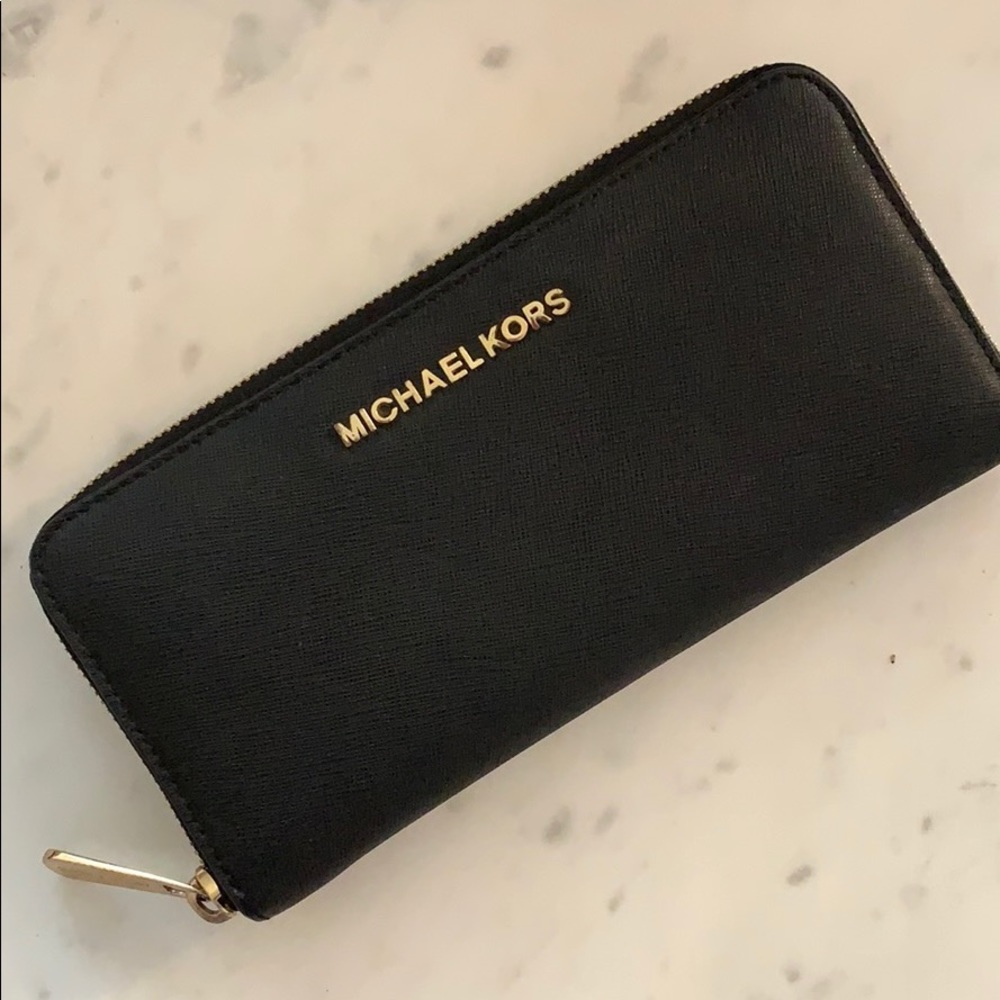 Michael Kors Zip Around Black Wallet - Picture 1 of 6